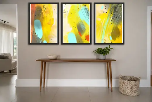 Pôster Trio abstrato em pincelada amarela e turquesa emoldurado na parede: hall de entrada