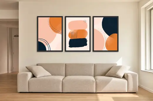 Pôster Trio abstrato em laranja e azul-marinho emoldurado na parede: sala de estar ampla