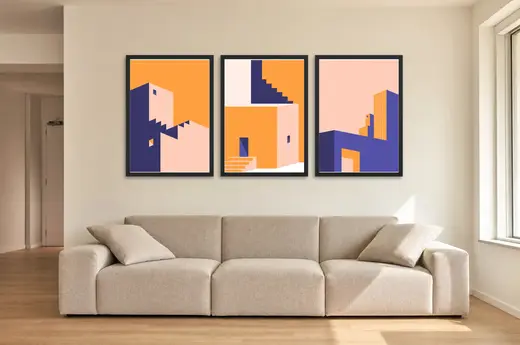 Pôster Trio arquitetônico em laranja e roxo emoldurado na parede: sala de estar ampla