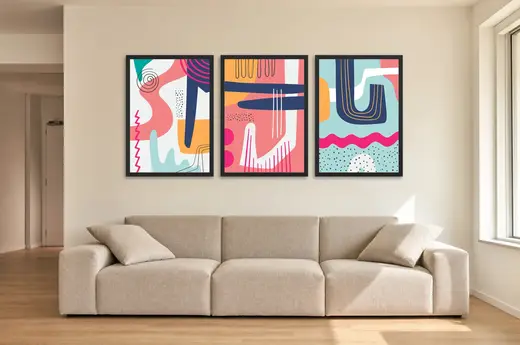 Pôster Trio abstrato de linhas em coral e azul emoldurado na parede: sala de estar ampla