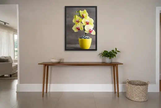 Pôster Orquídea amarela em vaso amarelo emoldurado na parede: hall de entrada