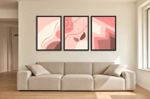 Pôster Trio abstrato suave em rosa e terracota emoldurado na parede: sala de estar ampla