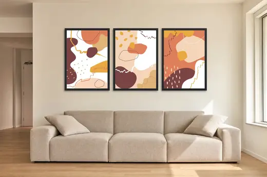 Pôster Trio abstrato em vinho e mostarda emoldurado na parede: sala de estar ampla