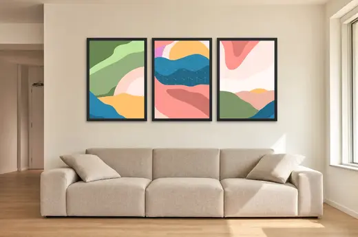 Pôster Trio de paisagem em verde e coral emoldurado na parede: sala de estar ampla