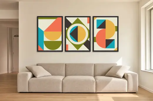 Pôster Trio bauhaus em terracota e azul-petróleo emoldurado na parede: sala de estar ampla
