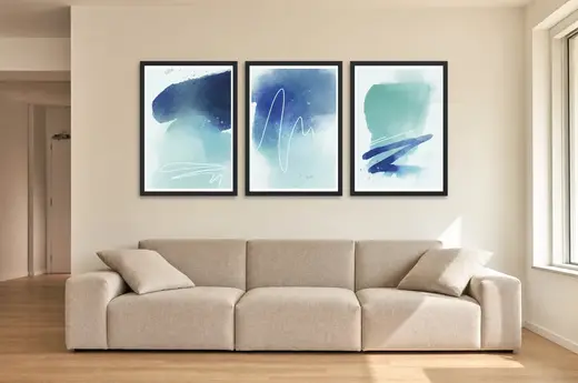 Pôster Trio aquarela em azul-marinho e verde-água emoldurado na parede: sala de estar ampla