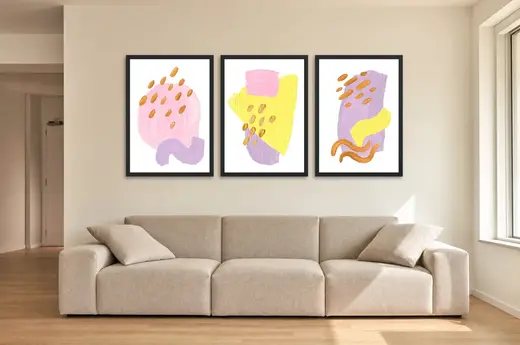 Pôster Trio abstrato pintado em rosa e mostarda emoldurado na parede: sala de estar ampla