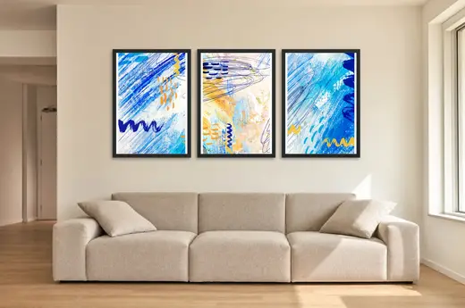 Pôster Trio abstrato em pincelada azul e dourado emoldurado na parede: sala de estar ampla