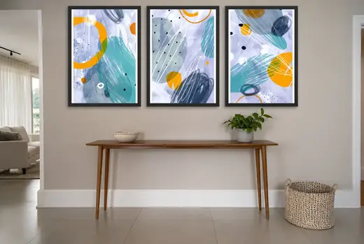 Pôster Trio abstrato em pincelada verde-água e cinza emoldurado na parede: hall de entrada