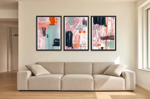 Pôster Trio abstrato em pincelada rosa e preto emoldurado na parede: sala de estar ampla