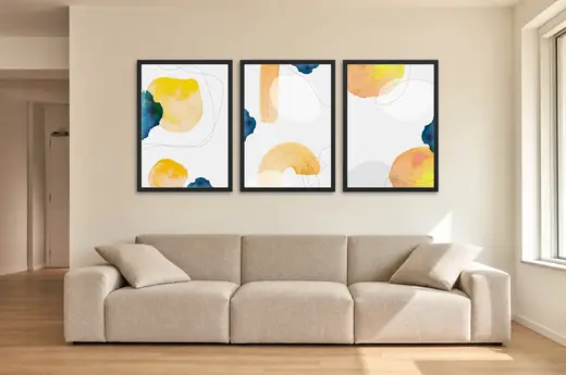 Pôster Trio aquarela em mostarda e azul-petróleo emoldurado na parede: sala de estar ampla