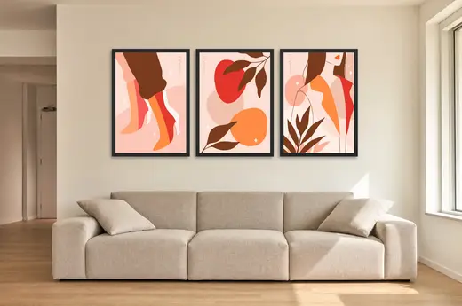Pôster Trio ilustrado de pernas, maçã e folhas emoldurado na parede: sala de estar ampla