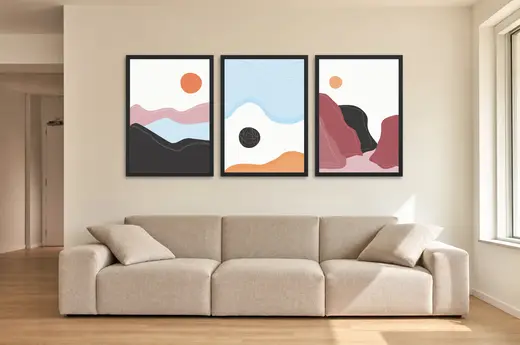 Pôster Trio minimalista de montanhas ao sol emoldurado na parede: sala de estar ampla
