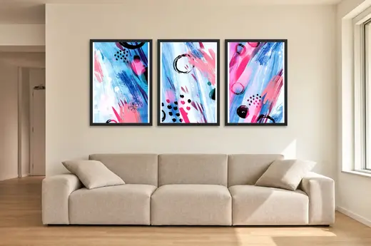 Pôster Trio abstrato em pincelada azul e rosa emoldurado na parede: sala de estar ampla