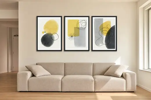 Pôster Trio aquarela em mostarda e preto emoldurado na parede: sala de estar ampla