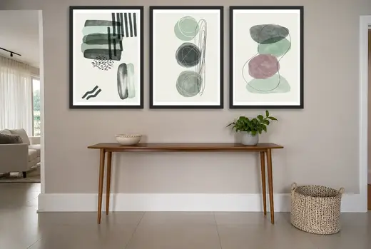 Pôster Trio aquarela em verde-escuro e sálvia emoldurado na parede: hall de entrada