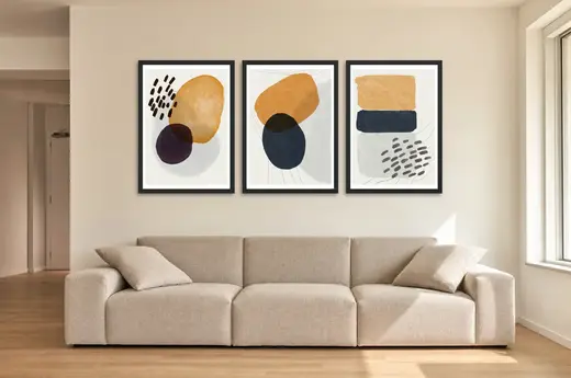 Pôster Trio aquarela em mostarda e azul-marinho emoldurado na parede: sala de estar ampla