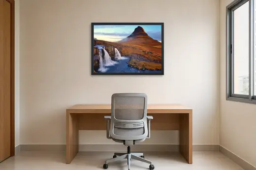 Pôster Montanha e cachoeira emoldurado na parede: home office