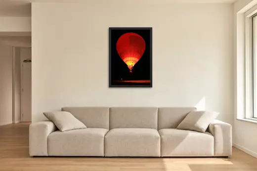Pôster Balão vermelho iluminado à noite emoldurado na parede: sala de estar ampla
