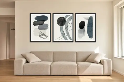 Pôster Trio aquarela em cinza e preto emoldurado na parede: sala de estar ampla