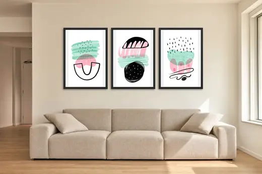 Pôster Trio abstrato lúdico em verde-sálvia e rosa emoldurado na parede: sala de estar ampla