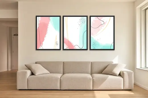 Pôster Trio aquarela em rosa e verde-menta emoldurado na parede: sala de estar ampla