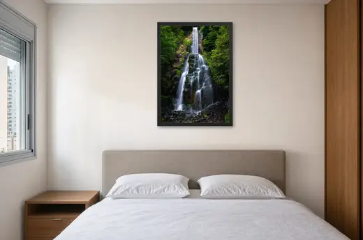 Pôster Cachoeira em meio à mata emoldurado na parede: quarto de casal