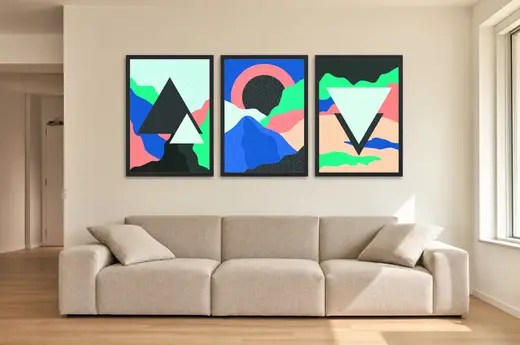 Pôster Trio gráfico de montanhas com triângulos emoldurado na parede: sala de estar ampla
