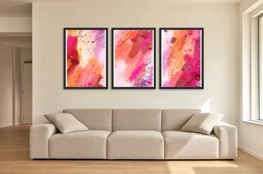 Pôster Trio abstrato em pincelada rosa-choque emoldurado na parede: sala de estar ampla