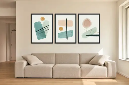 Pôster Trio abstrato em verde-sálvia e bege emoldurado na parede: sala de estar ampla