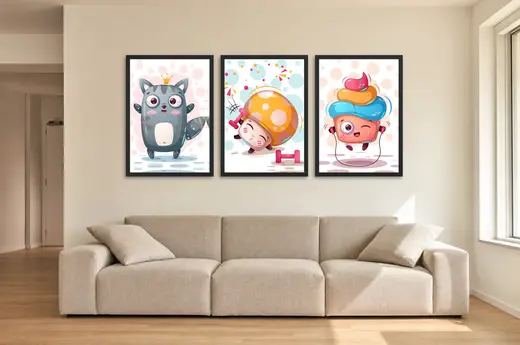 Pôster Trio kawaii de gato, cogumelo e morango emoldurado na parede: sala de estar ampla