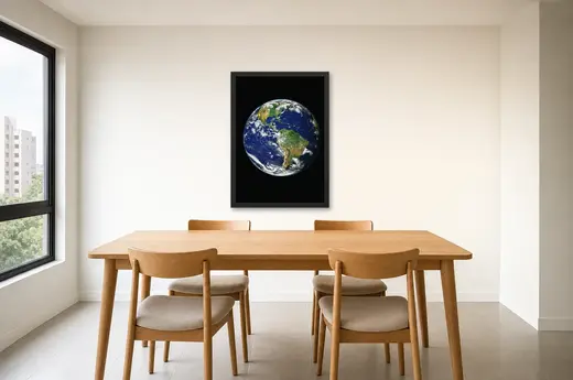 Pôster Planeta Terra visto do espaço emoldurado na parede: sala de jantar