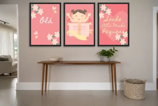 Pôster Trio infantil floral em coral e dourado emoldurado na parede: hall de entrada