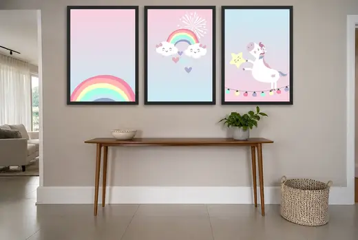 Pôster Trio infantil de unicórnio e arco-íris pastel emoldurado na parede: hall de entrada
