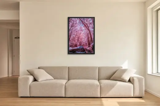 Pôster Caminho sob árvores rosadas emoldurado na parede: sala de estar ampla