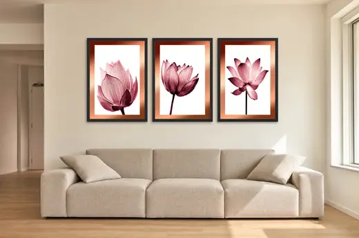 Pôster Trio de flor de lótus em tons de rosa emoldurado na parede: sala de estar ampla