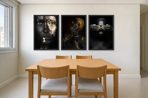Pôster Trio de retrato em pintura corporal dourada emoldurado na parede: sala de jantar clara