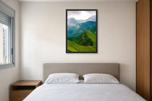 Pôster Cordilheira verde e nevada emoldurado na parede: quarto de casal