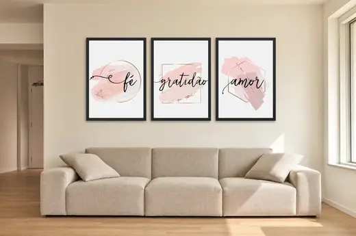 Pôster Trio de fé, gratidão e amor em rosa emoldurado na parede: sala de estar ampla