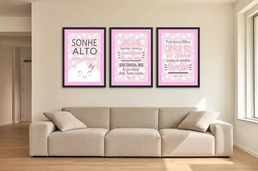 Pôster Trio infantil rosa com versículos bíblicos emoldurado na parede: sala de estar ampla