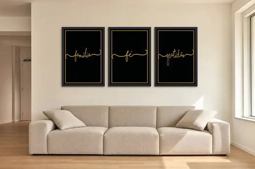 Pôster Trio preto e dourado de família e fé emoldurado na parede: sala de estar ampla