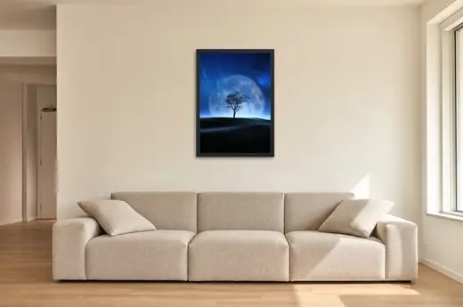Pôster Árvore solitária sob lua gigante emoldurado na parede: sala de estar ampla