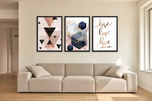 Pôster Trio geométrico em rosé com a palavra love emoldurado na parede: sala de estar ampla