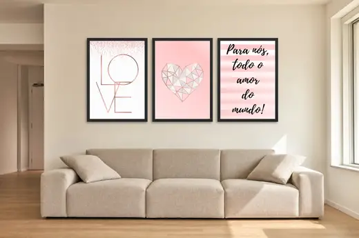 Pôster Trio rosa de love e coração geométrico emoldurado na parede: sala de estar ampla