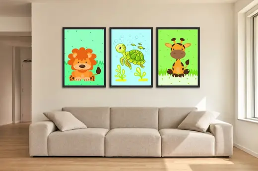 Pôster Trio infantil de leão, tartaruga e girafa emoldurado na parede: sala de estar ampla