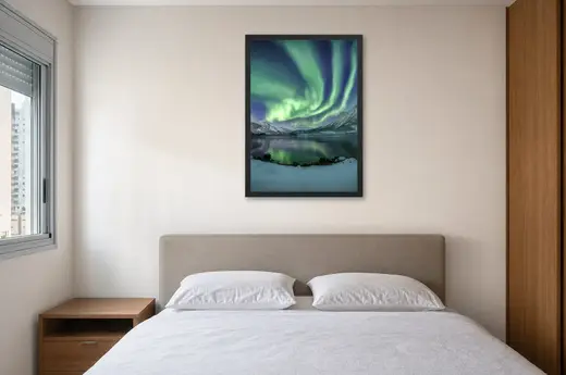 Pôster Aurora boreal sobre lago congelado emoldurado na parede: quarto de casal