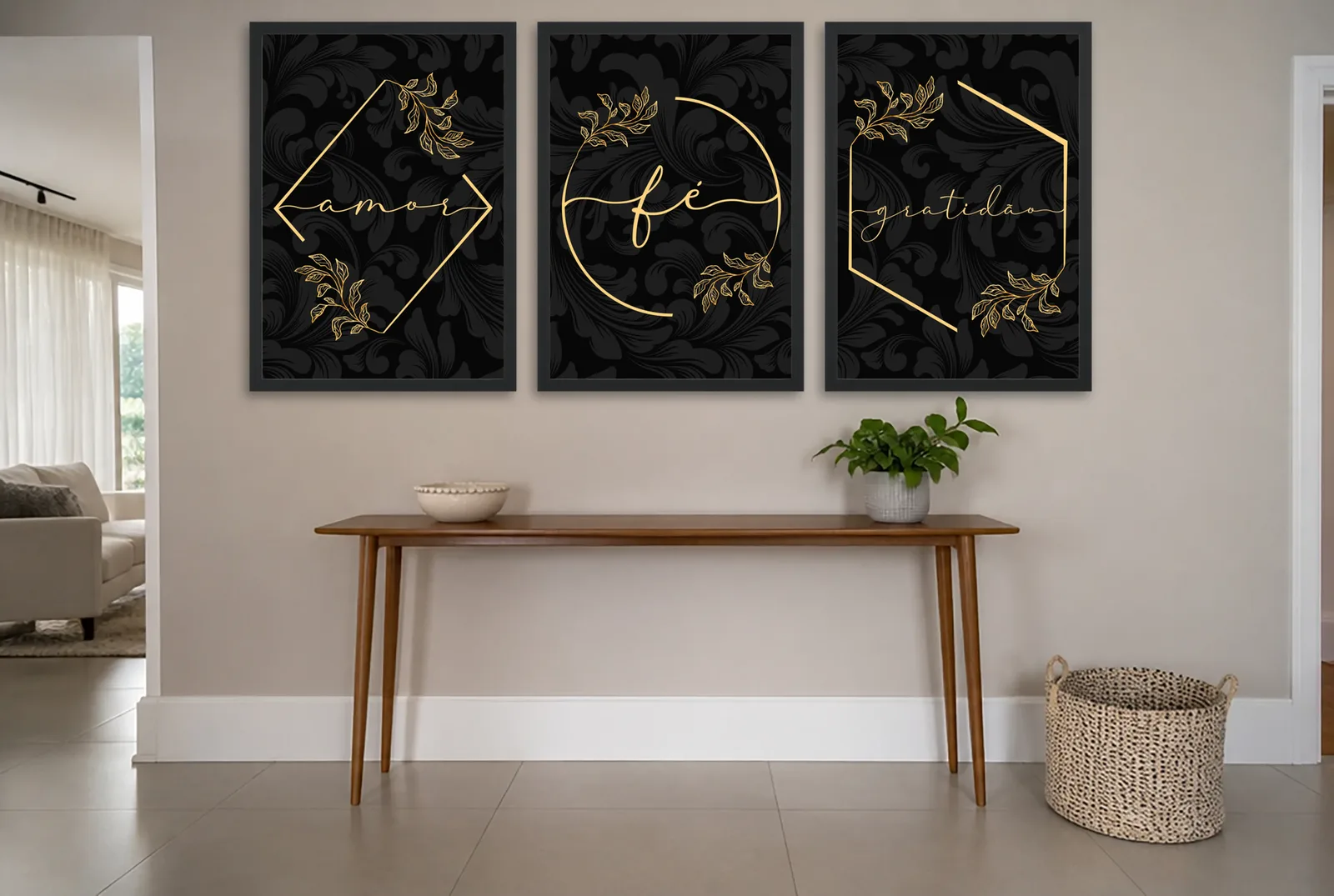 Pôster Trio preto e dourado de amor, fé e gratidão emoldurado na parede: hall de entrada