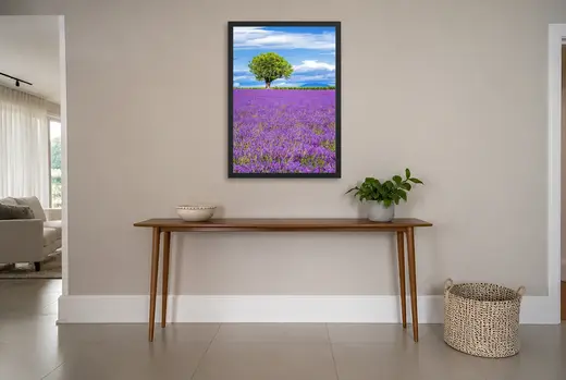 Pôster Árvore em campo de lavanda emoldurado na parede: hall de entrada