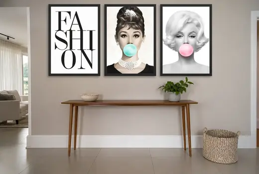 Pôster Trio fashion de bubblegum em preto e branco emoldurado na parede: hall de entrada
