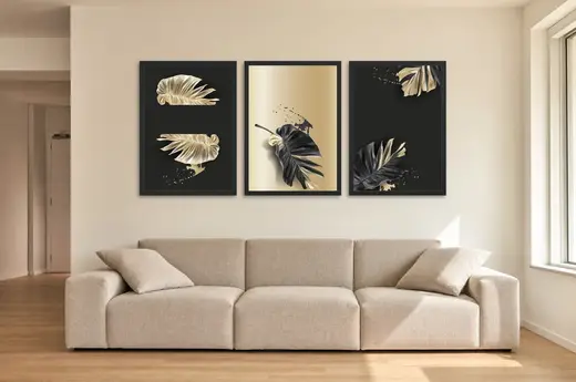 Pôster Trio de folhagem tropical em preto e dourado emoldurado na parede: sala de estar ampla
